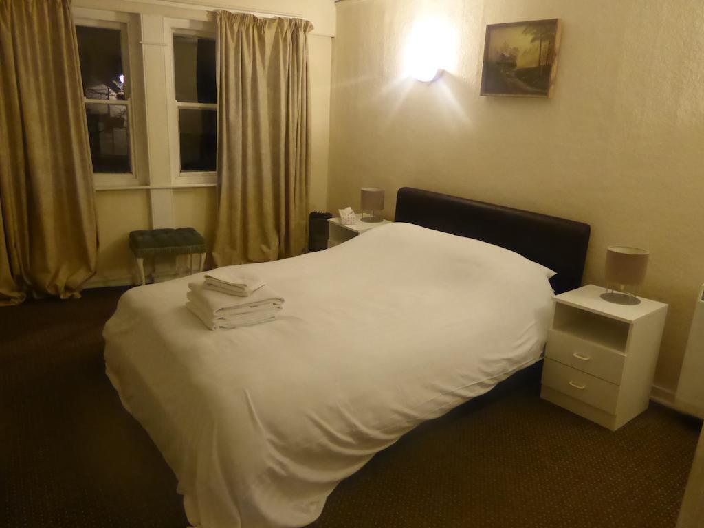 Kings Arms Hotel Penryn Room photo